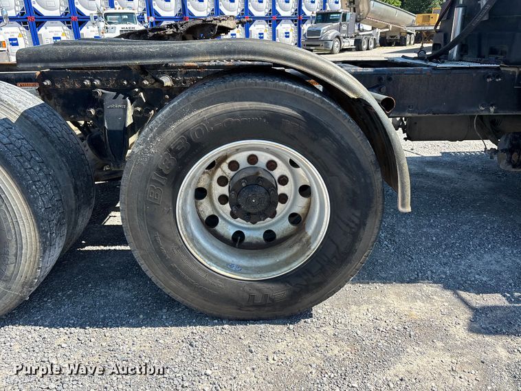 image for item ER3118 2011 Freightliner Columbia semi truck