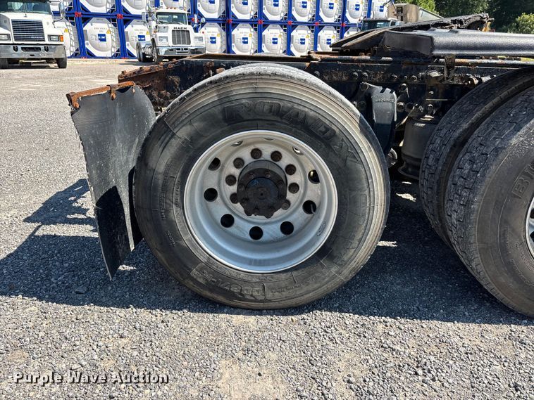 image for item ER3118 2011 Freightliner Columbia semi truck