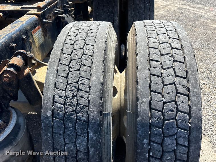 image for item ER3118 2011 Freightliner Columbia semi truck