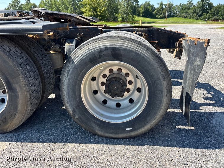 image for item ER3118 2011 Freightliner Columbia semi truck