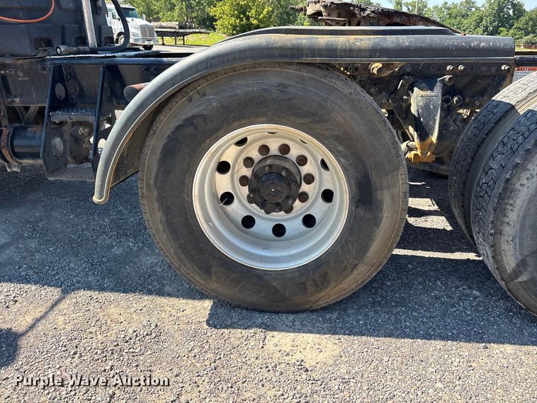 image for item ER3118 2011 Freightliner Columbia semi truck