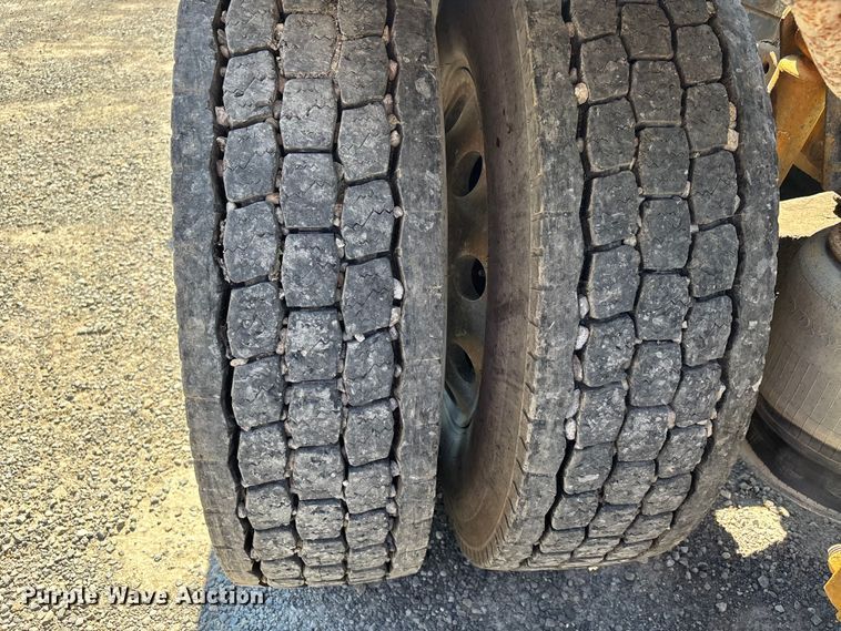 image for item ER3118 2011 Freightliner Columbia semi truck