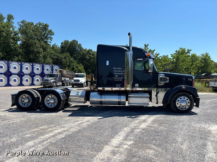 image for item ER3119 2015 Freightliner Coronado semi truck