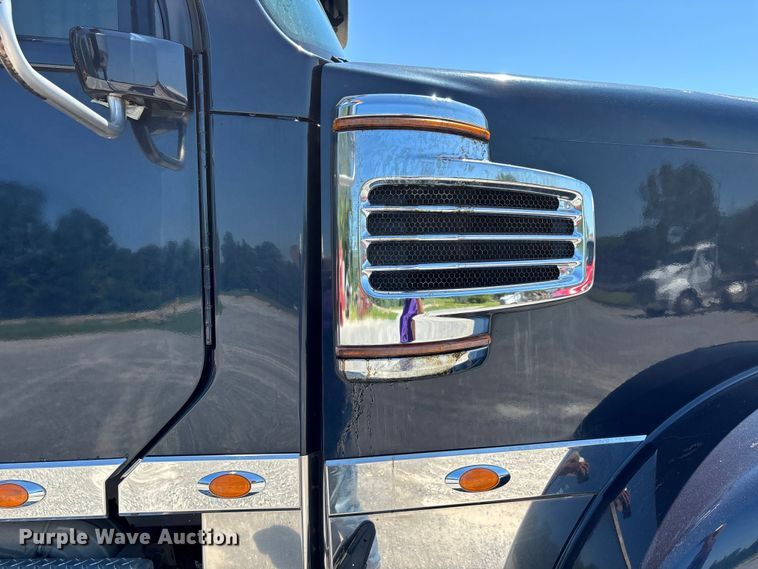 image for item ER3119 2015 Freightliner Coronado semi truck