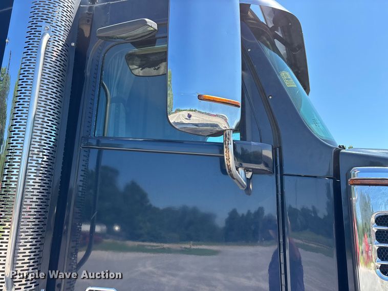image for item ER3119 2015 Freightliner Coronado semi truck