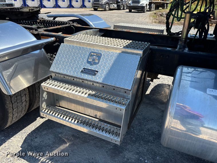 image for item ER3119 2015 Freightliner Coronado semi truck