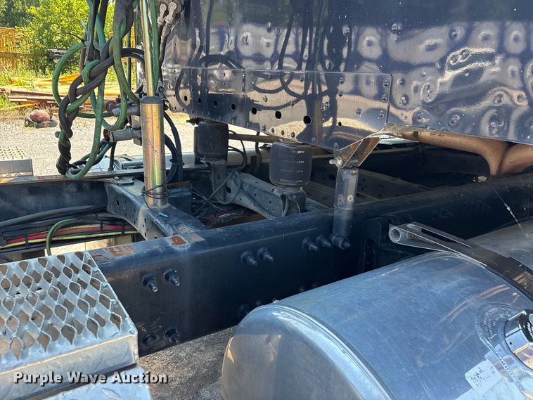 image for item ER3119 2015 Freightliner Coronado semi truck