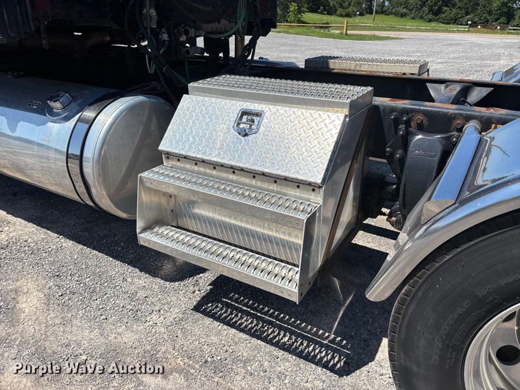 image for item ER3119 2015 Freightliner Coronado semi truck