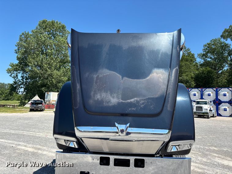 image for item ER3119 2015 Freightliner Coronado semi truck