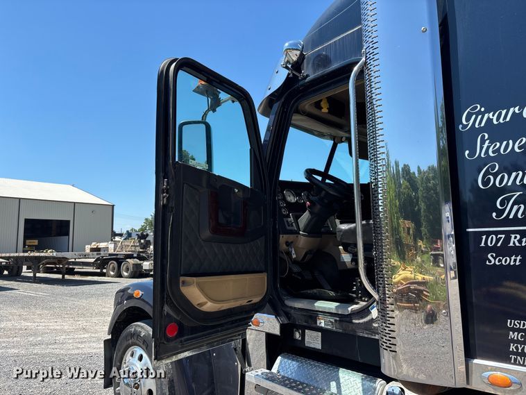 image for item ER3119 2015 Freightliner Coronado semi truck