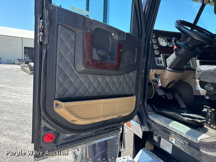 image for item ER3119 2015 Freightliner Coronado semi truck