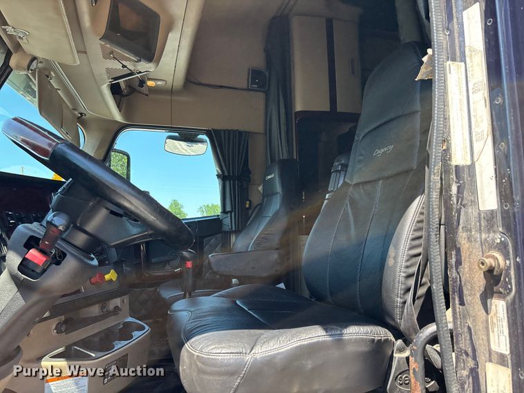 image for item ER3119 2015 Freightliner Coronado semi truck