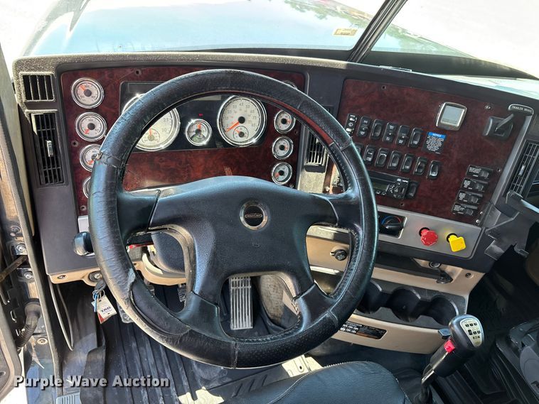 image for item ER3119 2015 Freightliner Coronado semi truck