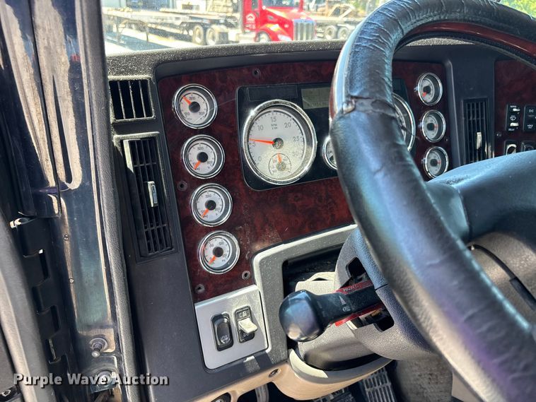image for item ER3119 2015 Freightliner Coronado semi truck