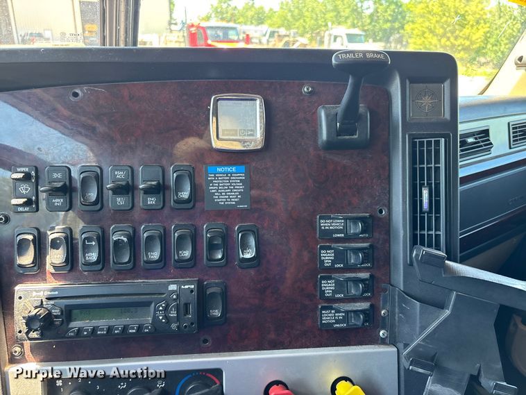 image for item ER3119 2015 Freightliner Coronado semi truck