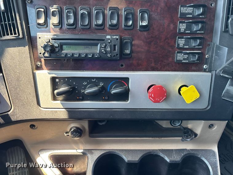 image for item ER3119 2015 Freightliner Coronado semi truck