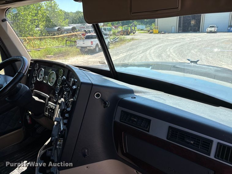 image for item ER3119 2015 Freightliner Coronado semi truck