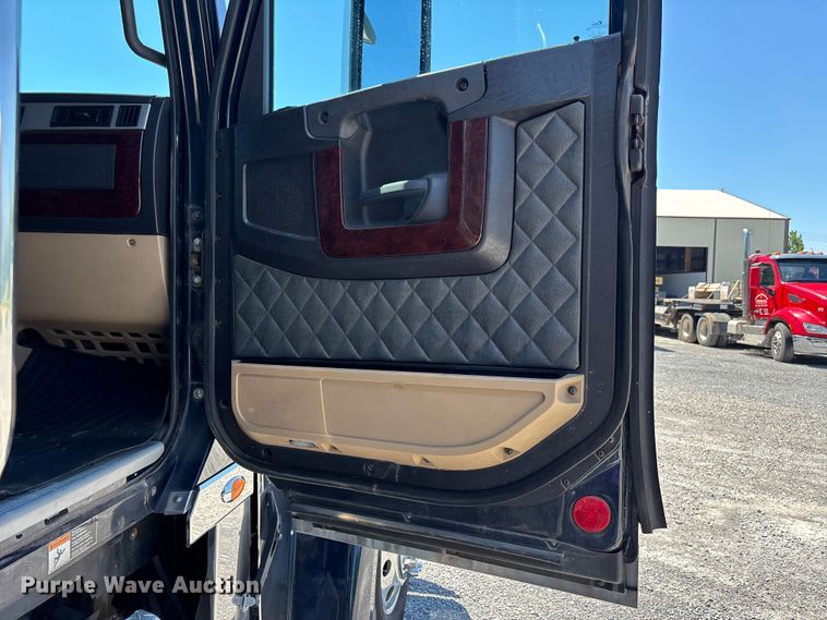 image for item ER3119 2015 Freightliner Coronado semi truck