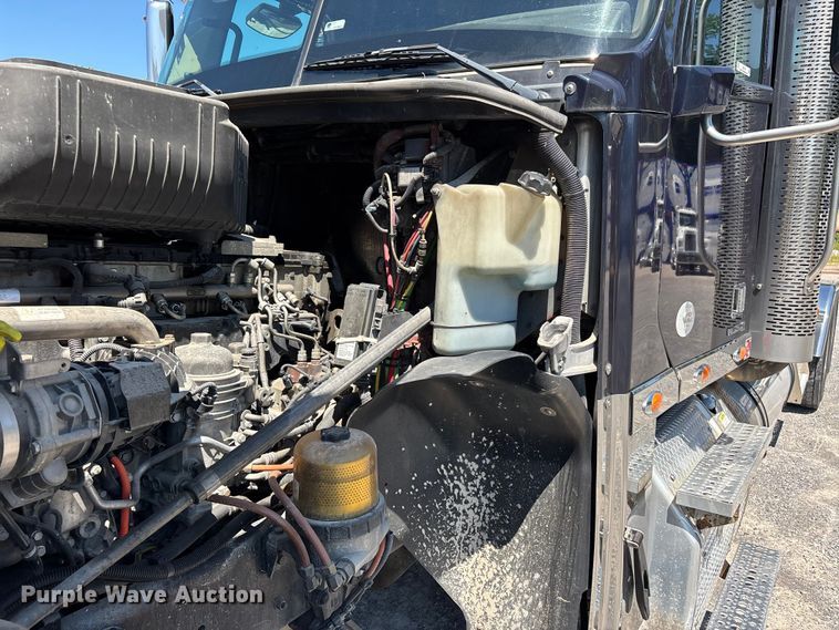 image for item ER3119 2015 Freightliner Coronado semi truck