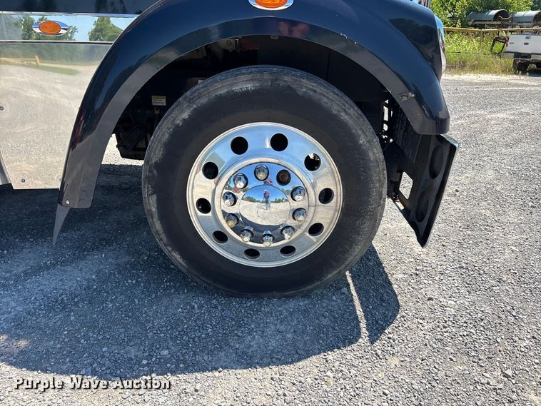 image for item ER3119 2015 Freightliner Coronado semi truck
