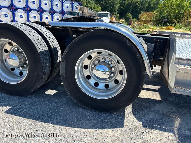 image for item ER3119 2015 Freightliner Coronado semi truck