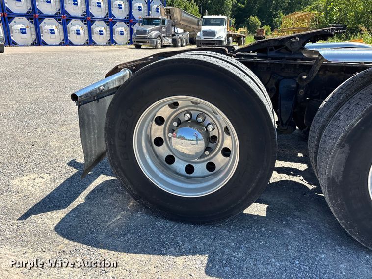image for item ER3119 2015 Freightliner Coronado semi truck