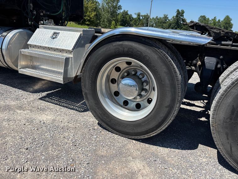 image for item ER3119 2015 Freightliner Coronado semi truck