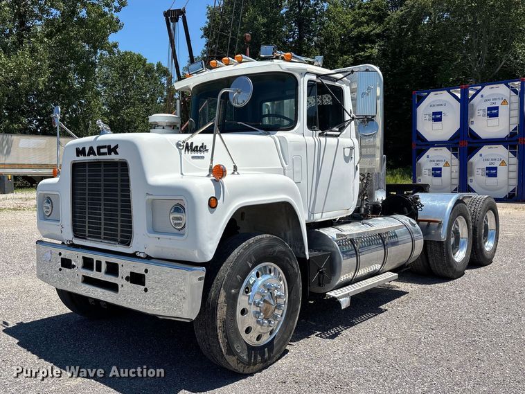 image for item ER3120 1982 Mack R686ST semi truck