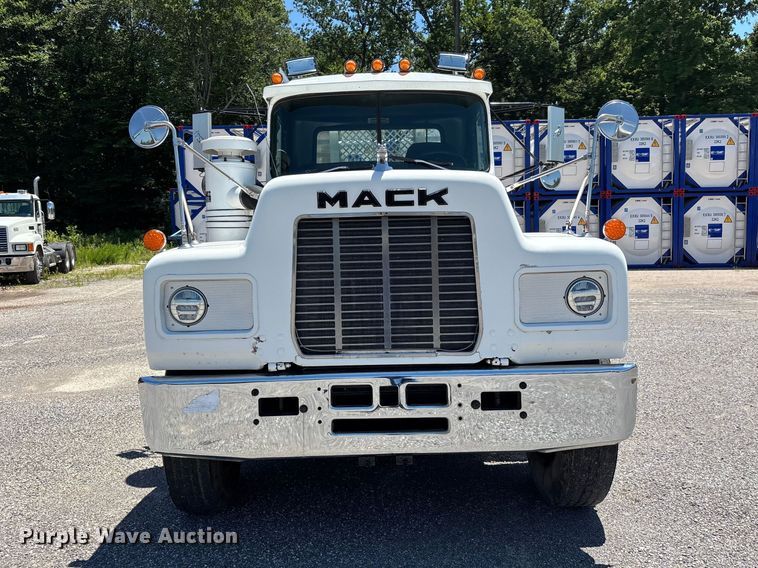 image for item ER3120 1982 Mack R686ST semi truck