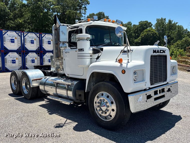 image for item ER3120 1982 Mack R686ST semi truck