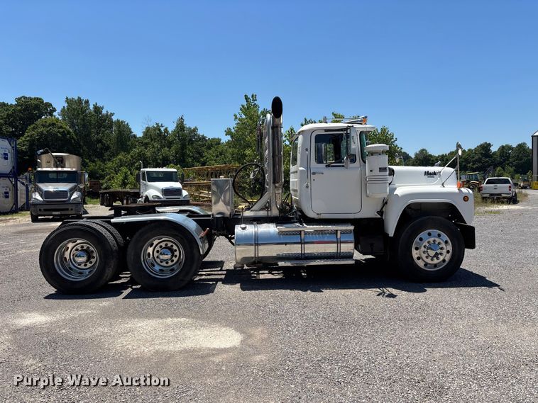 image for item ER3120 1982 Mack R686ST semi truck