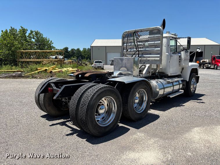 image for item ER3120 1982 Mack R686ST semi truck