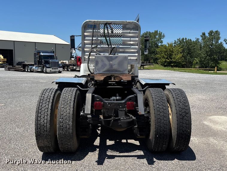image for item ER3120 1982 Mack R686ST semi truck