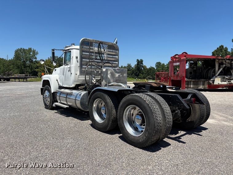 image for item ER3120 1982 Mack R686ST semi truck