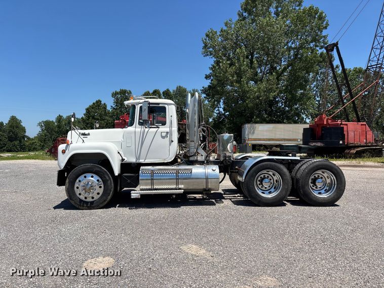 image for item ER3120 1982 Mack R686ST semi truck