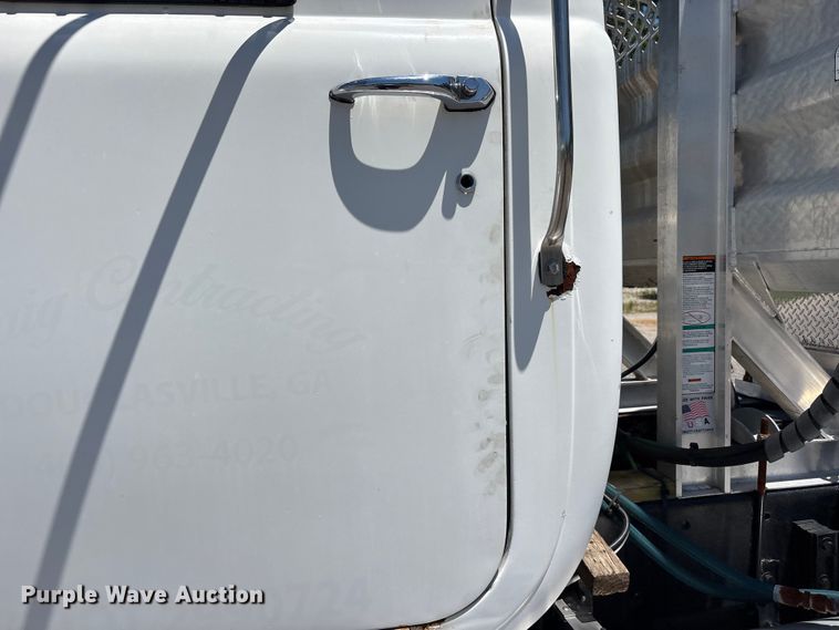 image for item ER3120 1982 Mack R686ST semi truck
