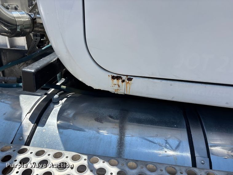 image for item ER3120 1982 Mack R686ST semi truck
