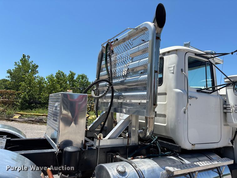 image for item ER3120 1982 Mack R686ST semi truck