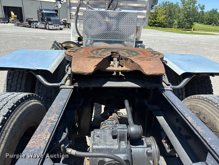 image for item ER3120 1982 Mack R686ST semi truck