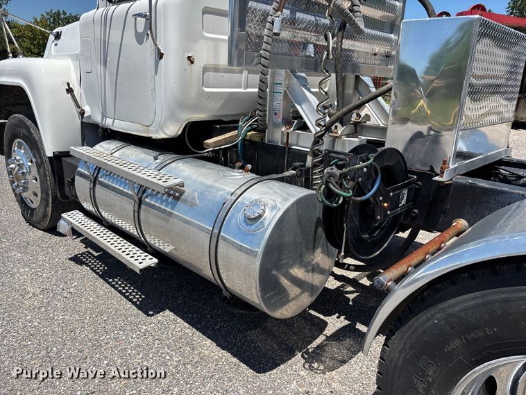 image for item ER3120 1982 Mack R686ST semi truck