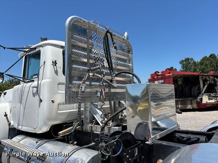 image for item ER3120 1982 Mack R686ST semi truck