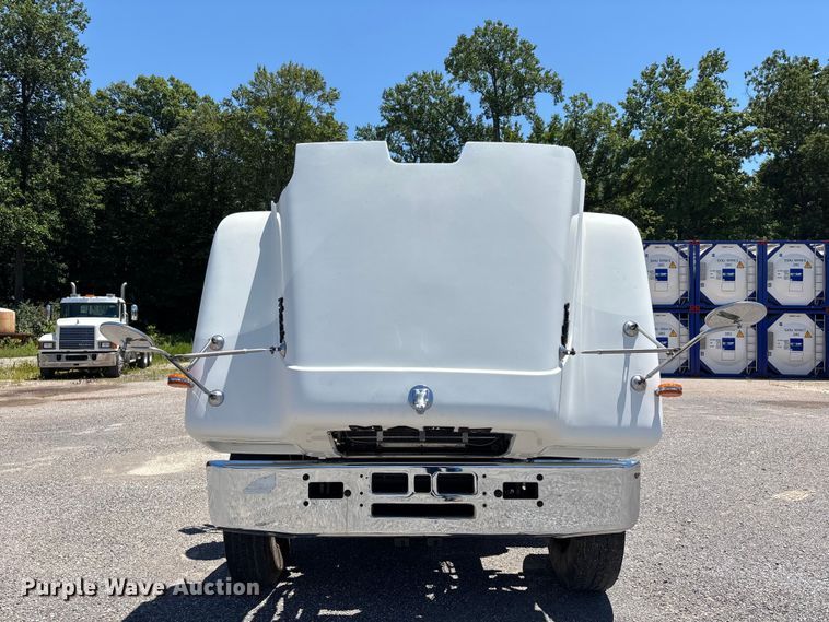 image for item ER3120 1982 Mack R686ST semi truck