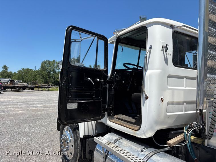 image for item ER3120 1982 Mack R686ST semi truck