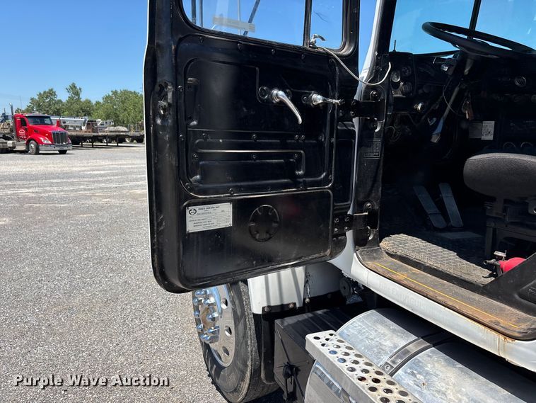 image for item ER3120 1982 Mack R686ST semi truck