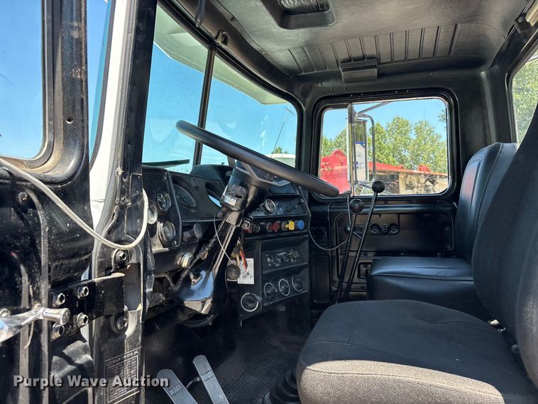 image for item ER3120 1982 Mack R686ST semi truck
