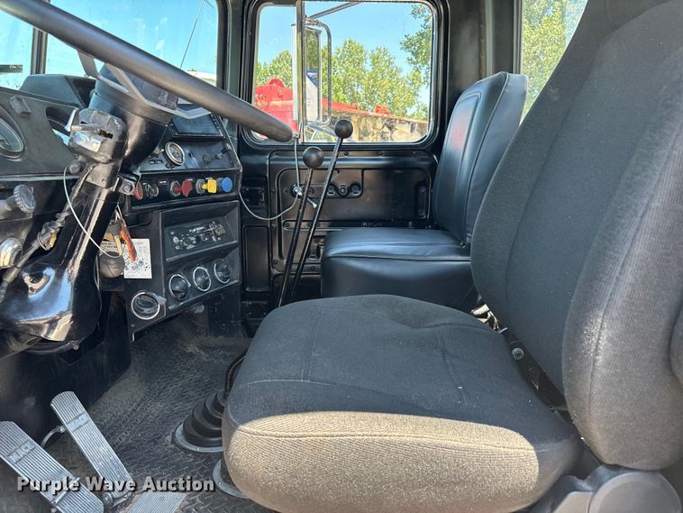 image for item ER3120 1982 Mack R686ST semi truck