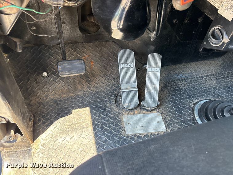 image for item ER3120 1982 Mack R686ST semi truck