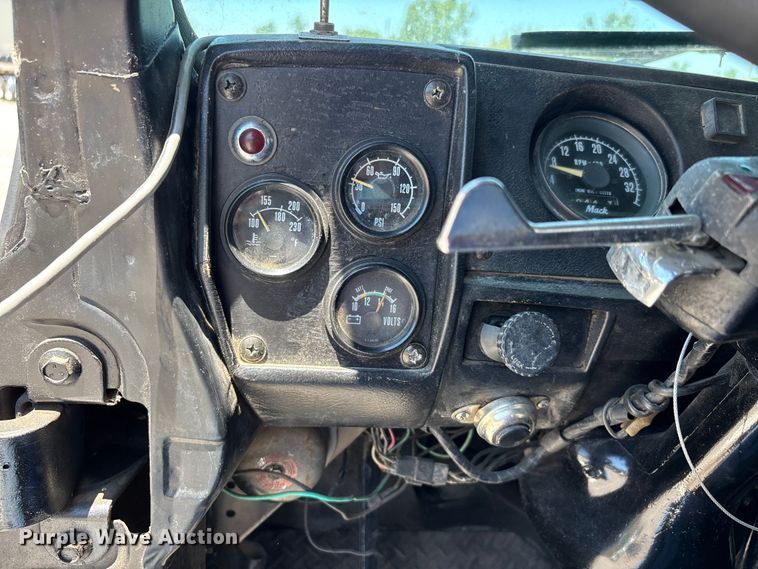 image for item ER3120 1982 Mack R686ST semi truck