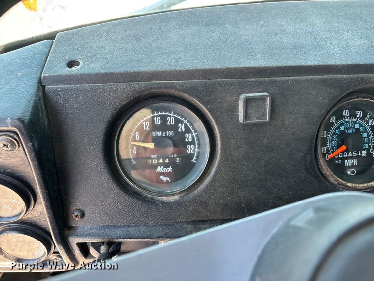 image for item ER3120 1982 Mack R686ST semi truck