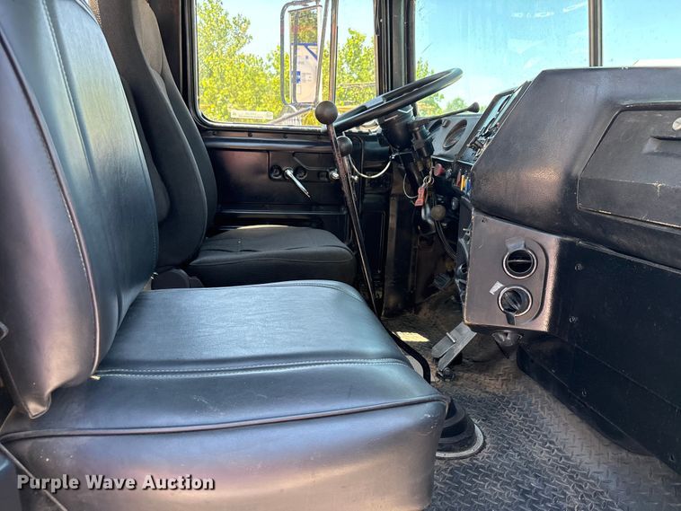 image for item ER3120 1982 Mack R686ST semi truck